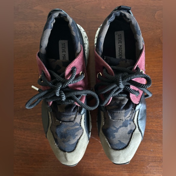 Steve Madden size 8 Fashion Sneakers - Picture 2 of 3